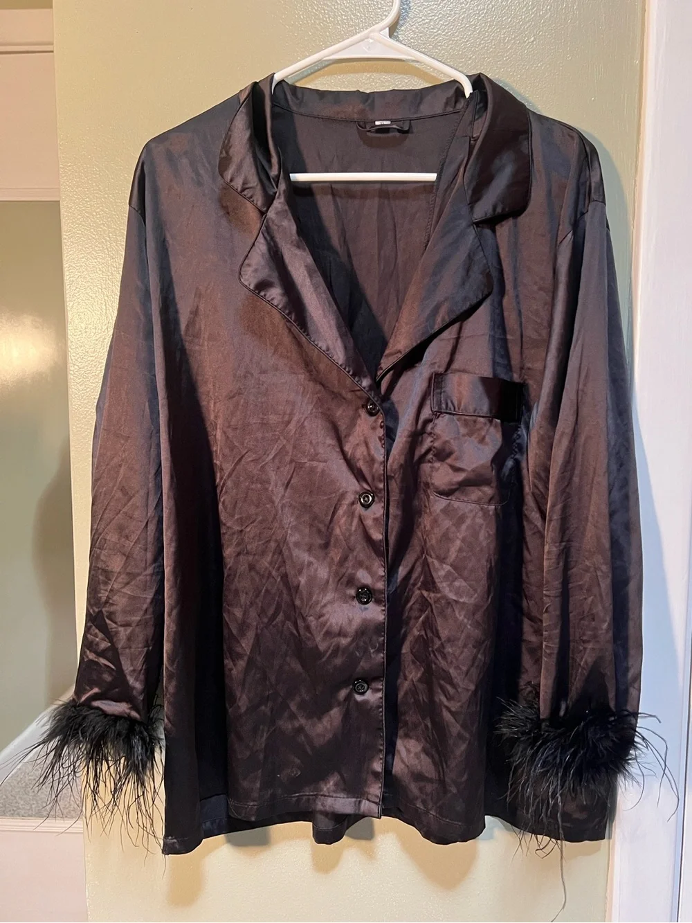 Women’s Sz XL Pajama Top Satin Button Down Black Feather Fuzzy Cuffs Long Sleeve